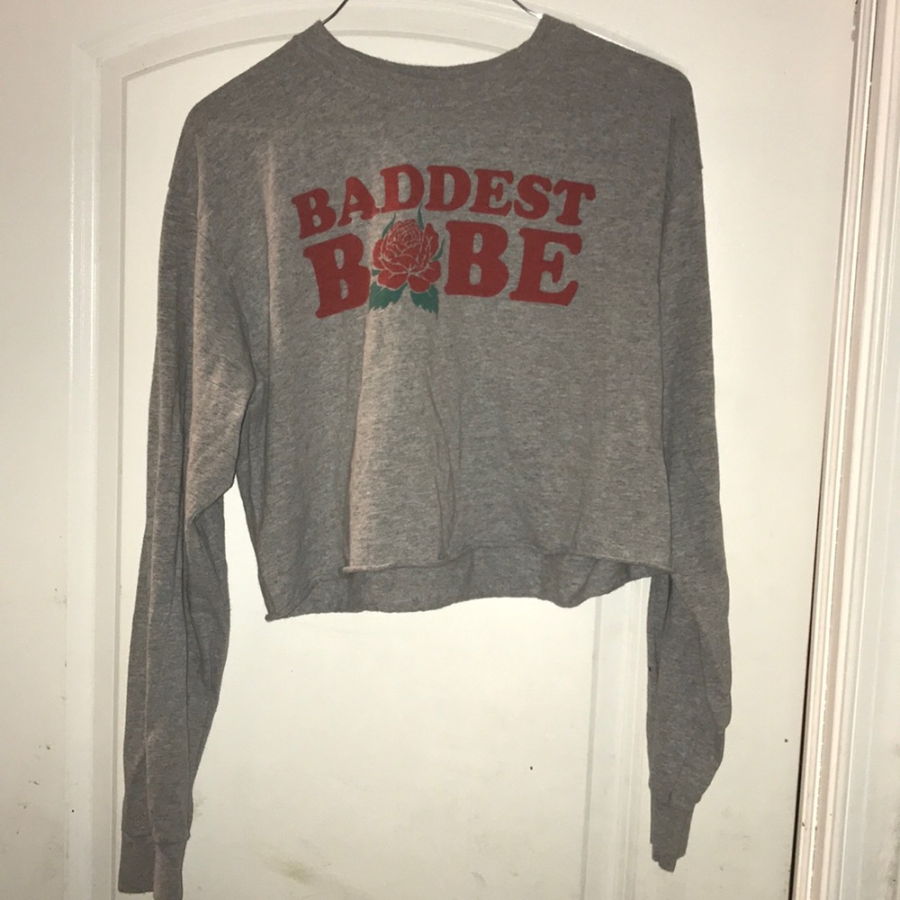 Grey (with wording) long sleeve cropped top.